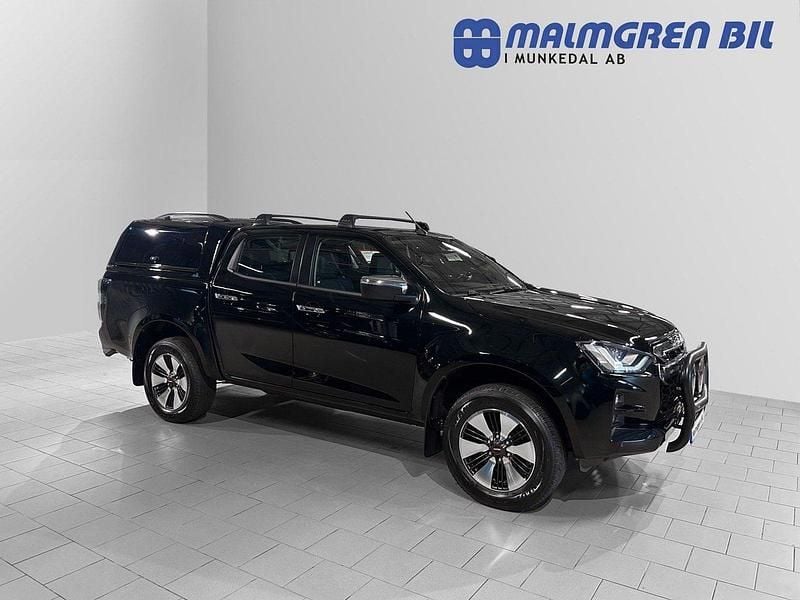 Svart (svartmetallic) Begagnad 2023 Isuzu D-Max Pickup | 548 750 kr (Marknadspris) - Bild 1/4