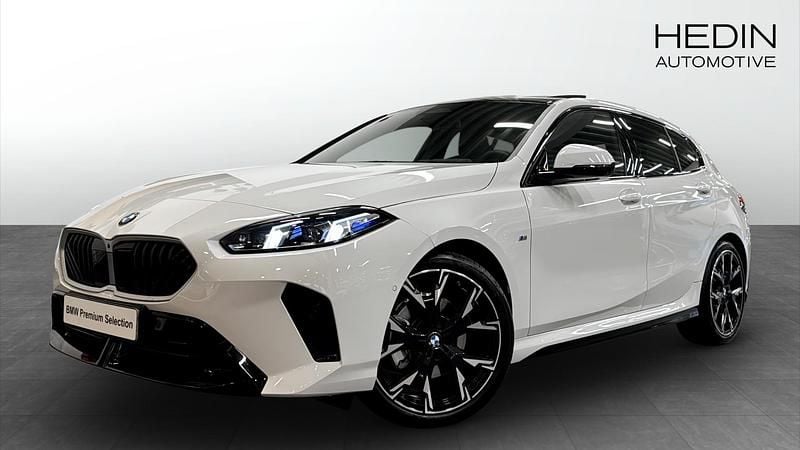 Vit (white) Begagnad 2025 BMW 120 Comfort Edition Halvkombi | 418 700 kr - Bild 1/4
