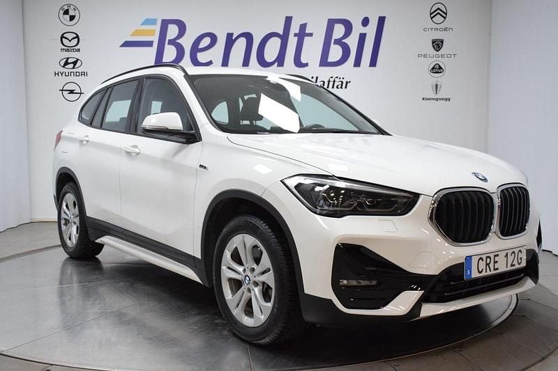 Vit Begagnad 2021 BMW X1 Sport Line SUV | 265 800 kr (Marknadspris) - Bild 1/3