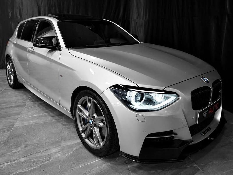 Begagnad BMW M135 Performance 320 HK (235 kW) 2014 Silver Halvkombi