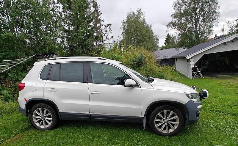 Vit Begagnad 2012 VW Tiguan Sportline SUV | 65 000 kr (Lite dyr) - Bild 1/4