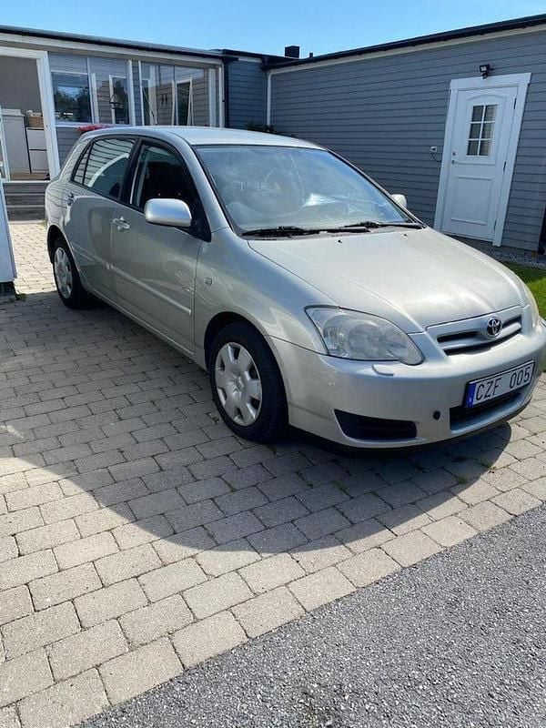 Silver Begagnad 2007 Toyota Corolla Halvkombi | 35 900 kr (Dyr) - Bild 1/4