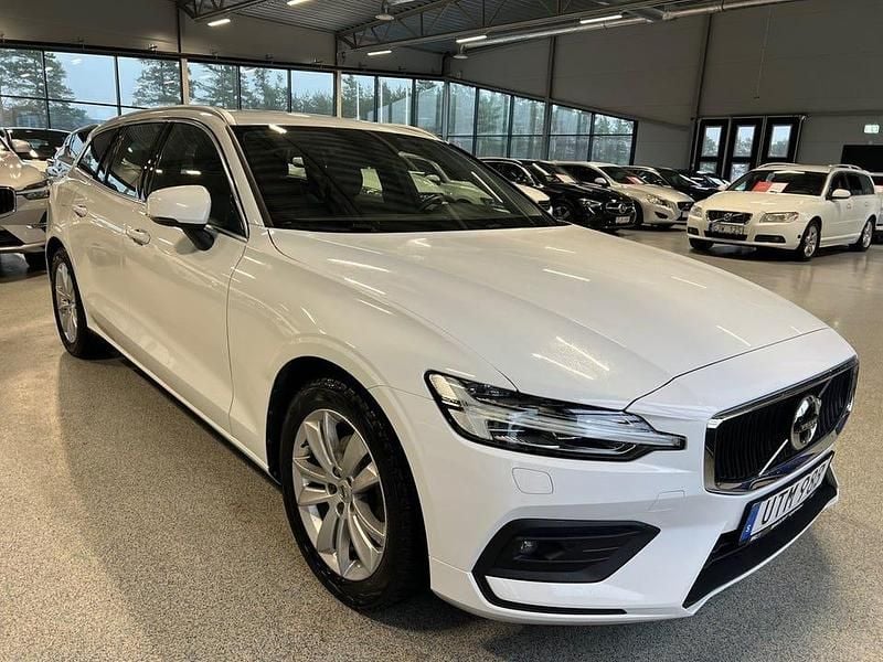 Vit Begagnad 2020 Volvo V60 Momentum Kombi | 292 900 kr (Superpris) - Bild 1/4