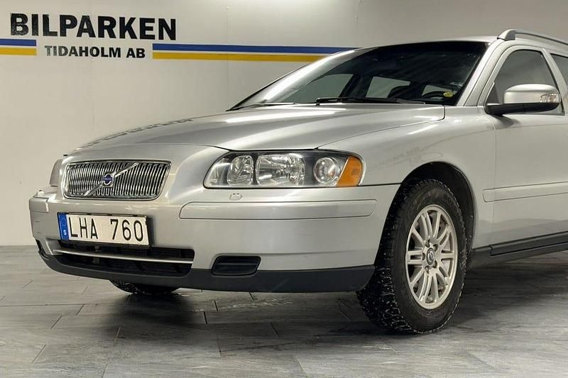 Begagnad Volvo V70 Kinetic 170 HK (125 kW) 2006 Ljusgrå Kombi