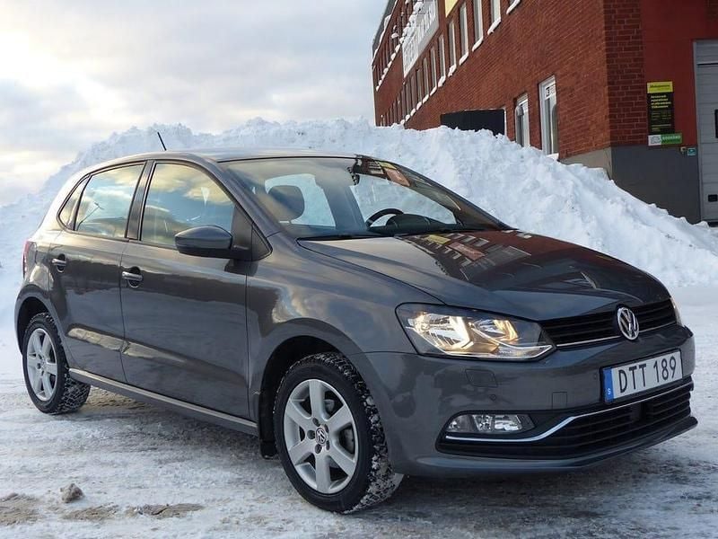 Gråmetallic Begagnad 2015 VW Polo Halvkombi | 139 800 kr (Marknadspris) - Bild 1/4