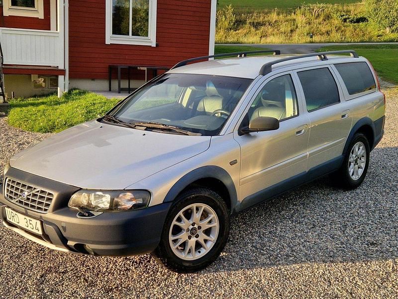 Grå Begagnad 2004 Volvo XC70 SUV | 50 000 kr (Lite dyr) - Bild 1/4