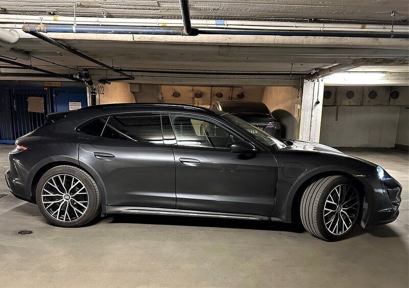 Begagnad Porsche Taycan Cross Turismo 350 kW (476 HK) 2022 Volcano grey metallic Sedan