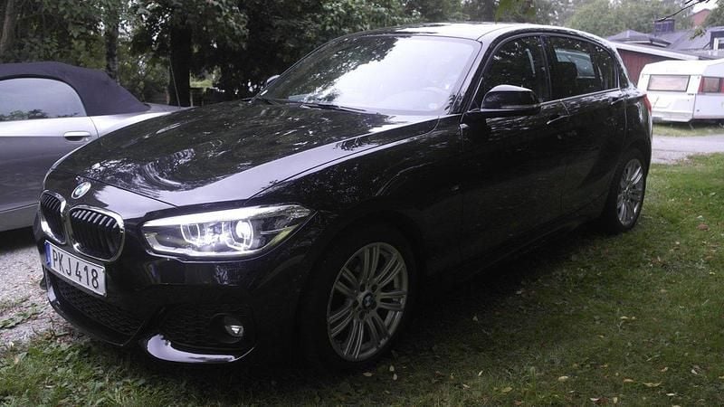 Svart Begagnad 2017 BMW 118 M Sport Halvkombi | 170 000 kr (Marknadspris) - Bild 1/4