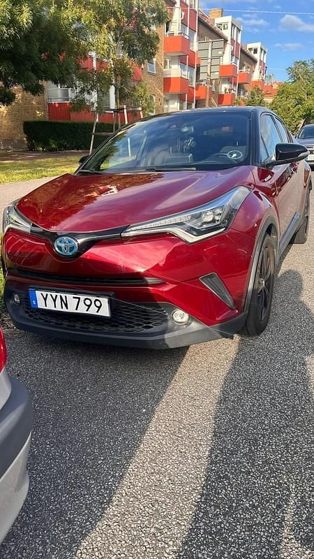 Rödvin Begagnad 2018 Toyota C-HR SUV | 230 000 kr (Dyr) - Bild 1/4