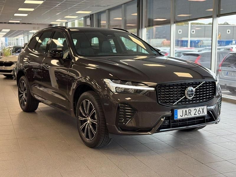 Mörkgrå (grå) Begagnad 2024 Volvo XC60 Plus SUV | 479 900 kr (Marknadspris) - Bild 1/4
