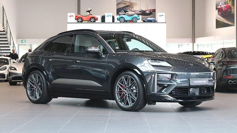 Grå Begagnad 2024 Porsche Macan Turbo SUV | 1 149 000 kr (Superpris) - Bild 1/4