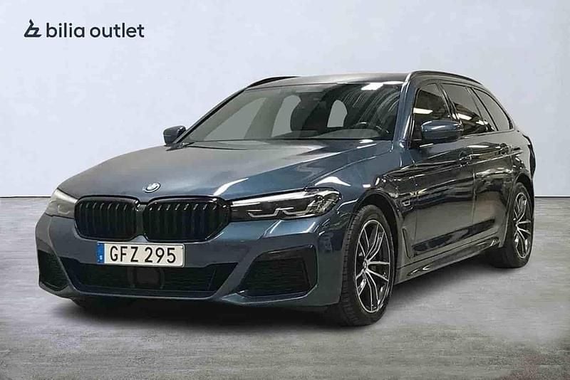 Blå Begagnad 2023 BMW 530e Kombi | 429 900 kr (Lite dyr) - Bild 1/1