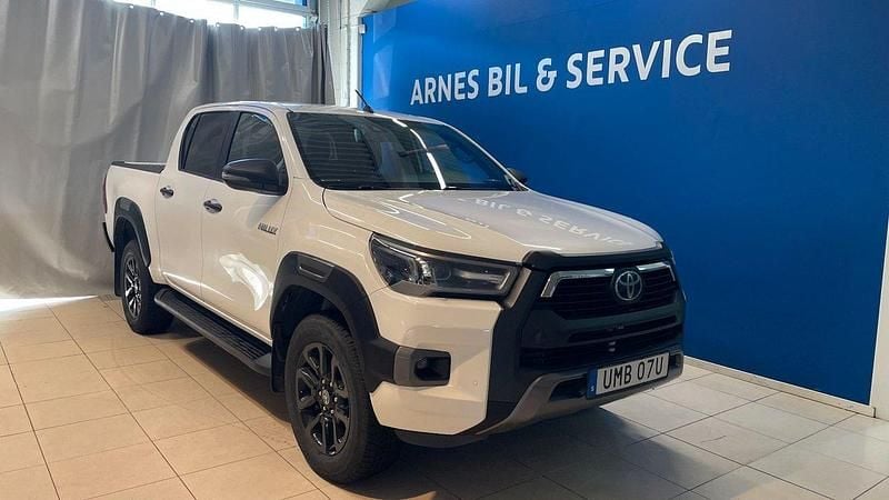 Vit Begagnad 2021 Toyota HiLux Pickup | 479 900 kr (Marknadspris) - Bild 1/4