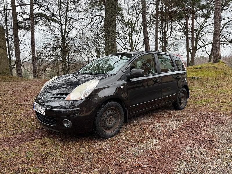 Svart Begagnad 2007 Nissan Note Acenta Halvkombi | 32 900 kr (Marknadspris) - Bild 1/4