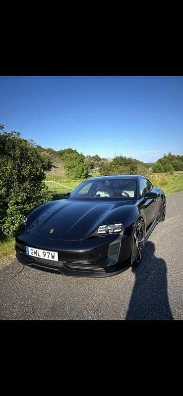 Svart Begagnad 2022 Porsche Taycan 4S Sedan | 712 000 kr (Superpris) - Bild 1/4