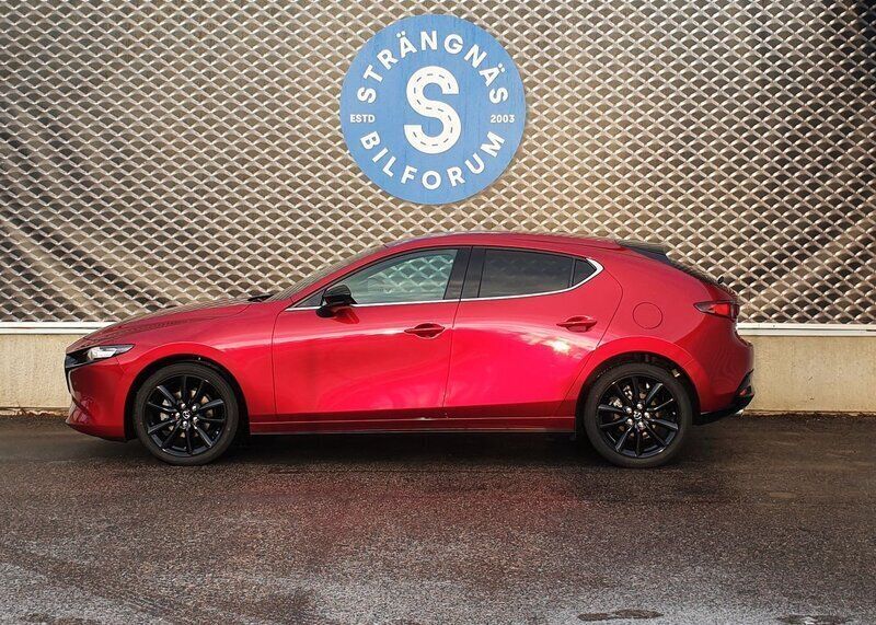 Röd Ny 2024 Mazda 3 Homura-Line Halvkombi | 326 200 kr (Marknadspris) - Bild 1/4