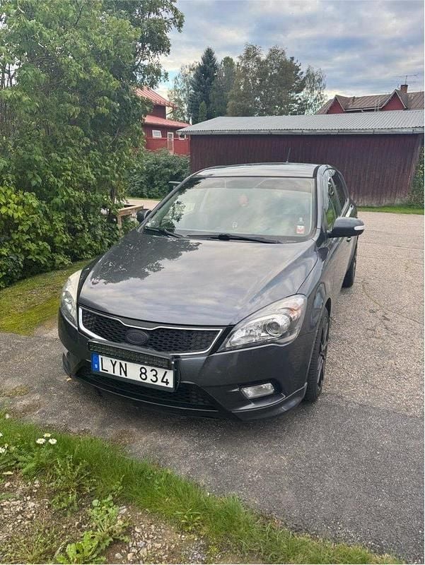 Grå Begagnad 2012 Kia Ceed Halvkombi | 45 000 kr (Bra pris) - Bild 1/4