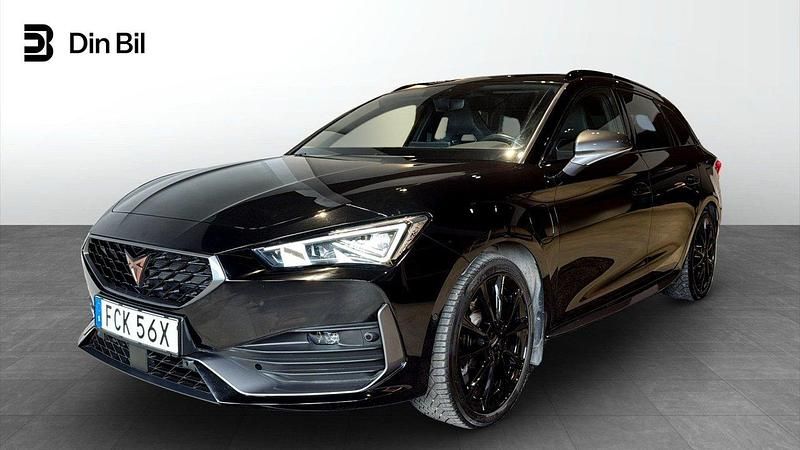 Svart (midnight black metallic) Begagnad 2023 Cupra Leon VZ Kombi | 304 900 kr (Bra pris) - Bild 1/4