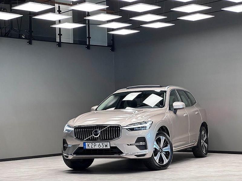 Ljusgrå Begagnad 2023 Volvo XC60 Plus SUV | 509 900 kr (Marknadspris) - Bild 1/3