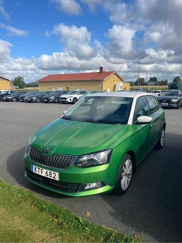 Grön Begagnad 2015 Skoda Fabia Elegance Halvkombi | 130 000 kr (Marknadspris) - Bild 1/4