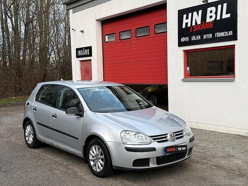 Silver Begagnad 2005 VW Golf IV Trendline Halvkombi | 34 900 kr (Marknadspris) - Bild 1/4