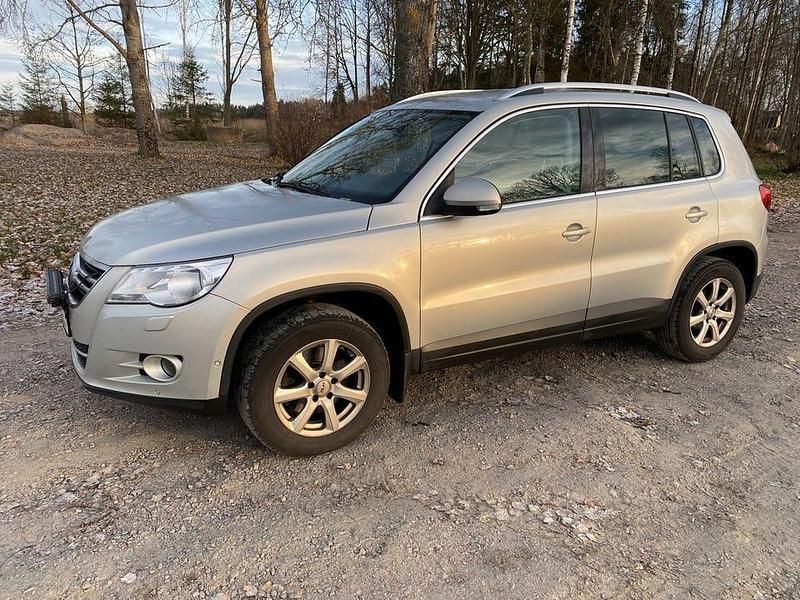 Ljusgrå Begagnad 2011 VW Tiguan Sportline SUV | 59 900 kr (Marknadspris) - Bild 1/4