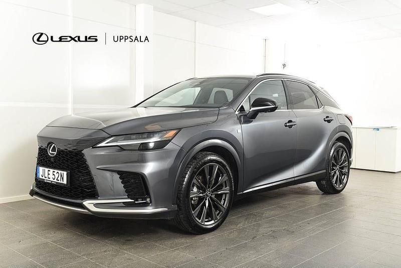 Grå metallic Begagnad 2025 Lexus RX450h+ Sport Design Packet | 814 800 kr (Marknadspris) - Bild 1/4