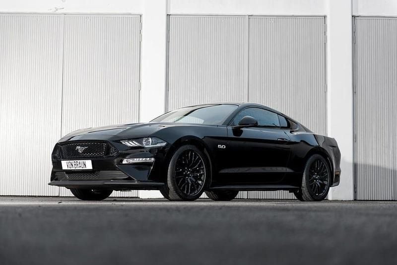 Svart Begagnad 2021 Ford Mustang GT Fastback Sportkupé | 485 000 kr (Marknadspris) - Bild 1/4