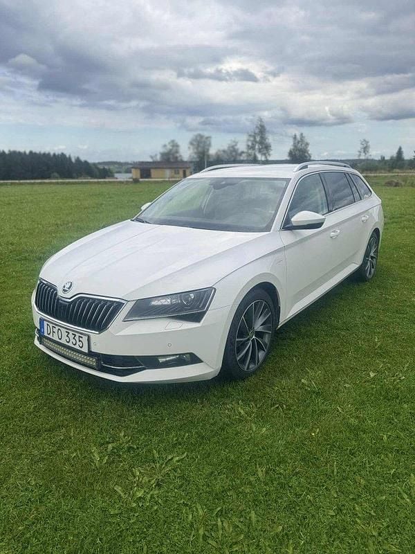 Vit Begagnad 2018 Skoda Superb LAURIN & KLEMENT Kombi | 134 000 kr (Superpris) - Bild 1/4