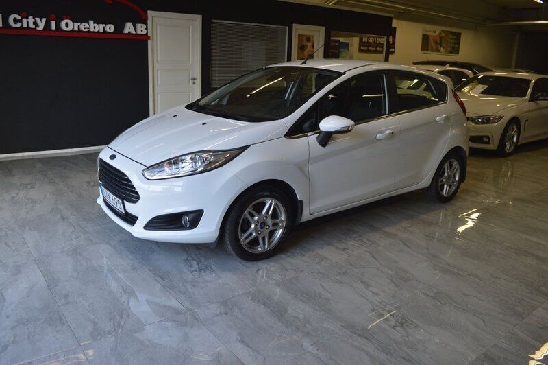 Vit Begagnad 2014 Ford Fiesta Titanium Halvkombi | 84 900 kr (Marknadspris) - Bild 1/4