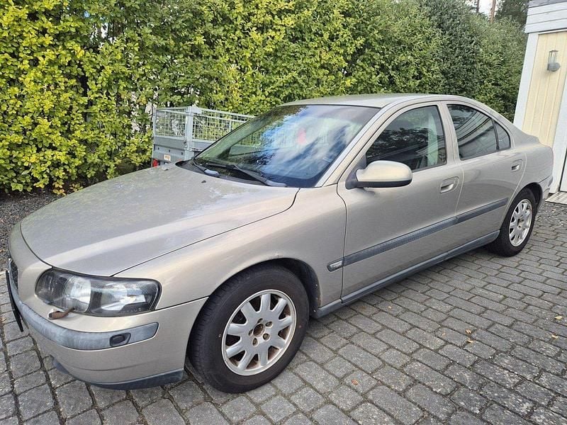 Brun Begagnad 2002 Volvo S60 Sedan | 11 500 kr (Bra pris) - Bild 1/4