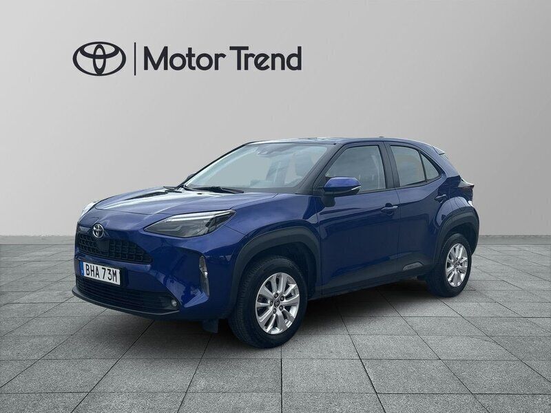 Mörkblå (blå) Begagnad 2022 Toyota Yaris Cross Active SUV | 269 000 kr (Marknadspris) - Bild 1/3