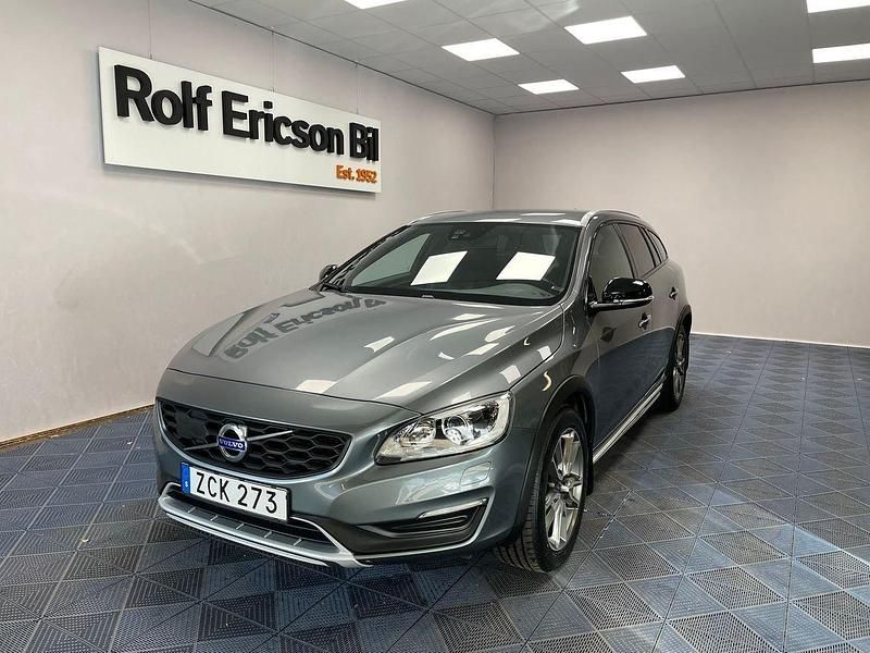 Grå Begagnad 2017 Volvo V60 CC Standard Kombi | 229 500 kr (Lite dyr) - Bild 1/4