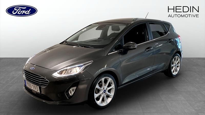 Grå Begagnad 2017 Ford Fiesta Halvkombi | 129 900 kr (Marknadspris) - Bild 1/4