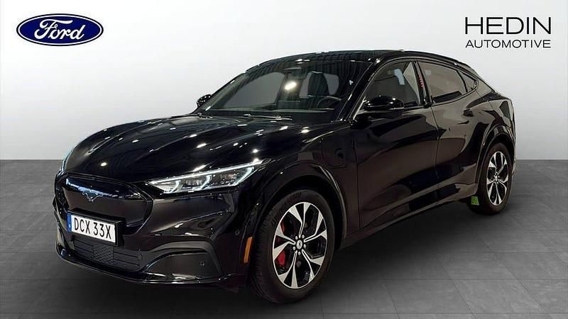 Svart Begagnad 2022 Ford Mustang Mach-E Standard Range SUV | 339 900 kr (Bra pris) - Bild 1/4