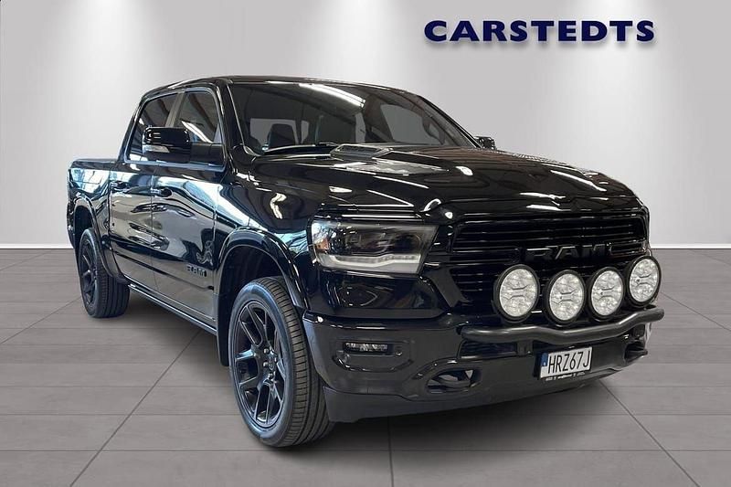 Svart Begagnad 2021 RAM 1500 Pickup | 687 500 kr (Marknadspris) - Bild 1/4