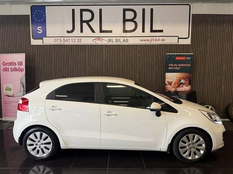 Vit Begagnad 2014 Kia Rio Halvkombi | 22 900 kr (Bra pris) - Bild 1/4