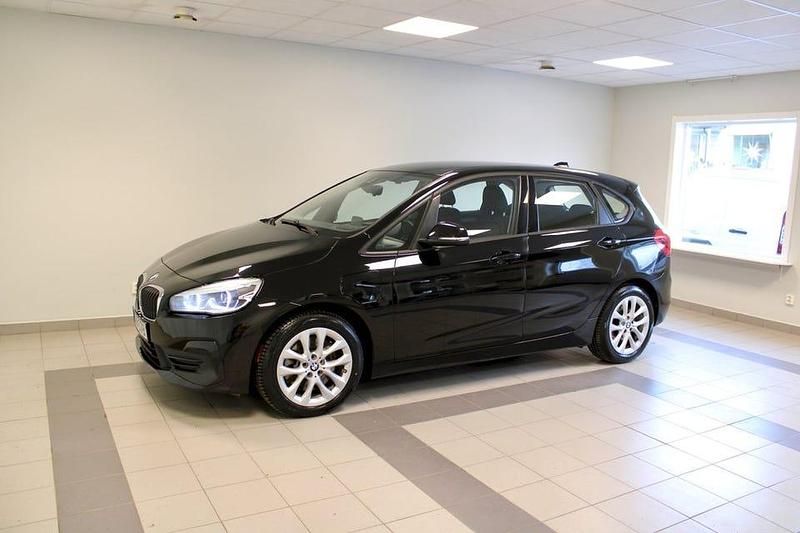Svart Begagnad 2020 BMW 225 Active Tourer Advantage Minibuss | 199 900 kr (Marknadspris) - Bild 1/4