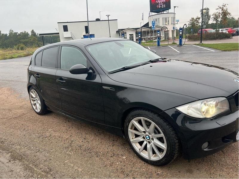Svart Begagnad 2009 BMW 123 Advantage Halvkombi | 79 000 kr - Bild 1/4
