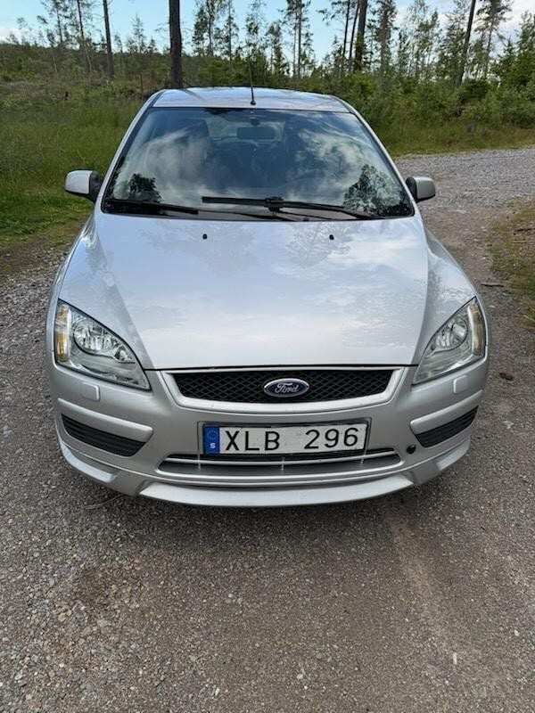 Silver Begagnad 2006 Ford Focus Kombi | 27 000 kr (Marknadspris) - Bild 1/4