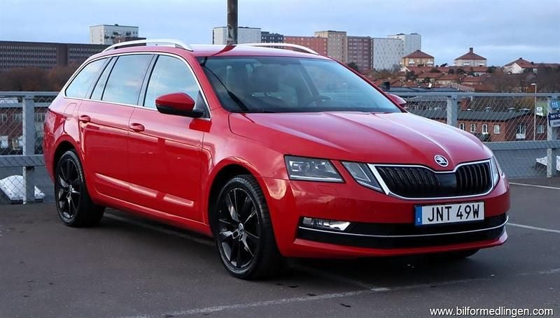 Röd samma som bilen Begagnad 2020 Skoda Octavia Kombi | 168 500 kr (Superpris) - Bild 1/4