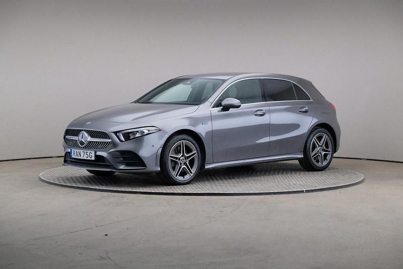 Mörkgrå (gråmetallic) Begagnad 2021 Mercedes A250 AMG line Halvkombi | 275 000 kr (Marknadspris) - Bild 1/4