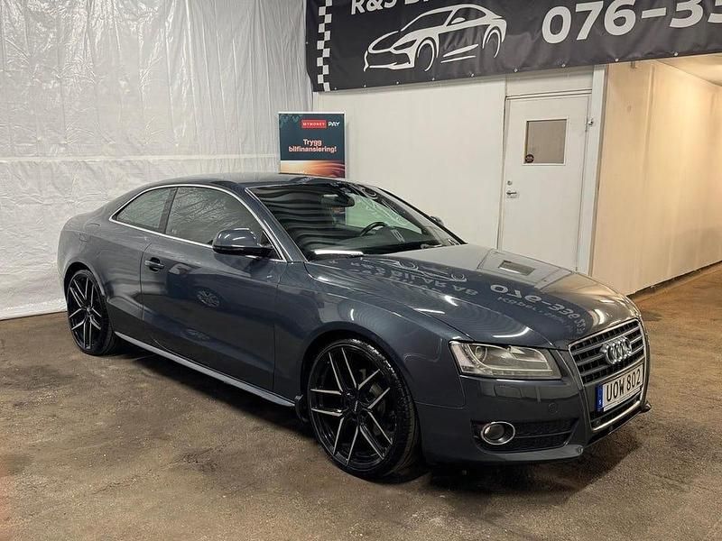 Grå Begagnad 2009 Audi A5 Comfort Sportkupé | 109 900 kr (Marknadspris) - Bild 1/4