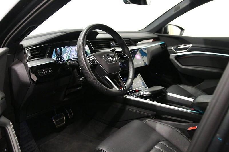 Begagnad Audi Q8 e-tron S-Line 300 kW (408 HK) 2023 Grå SUV