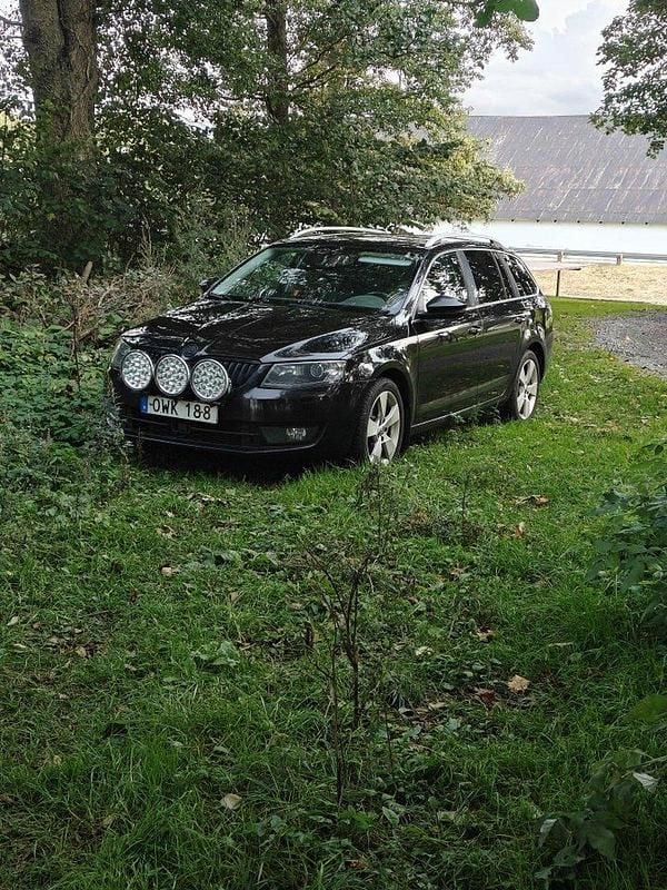 Svart Begagnad 2016 Skoda Octavia Style Kombi | 112 000 kr (Marknadspris) - Bild 1/4