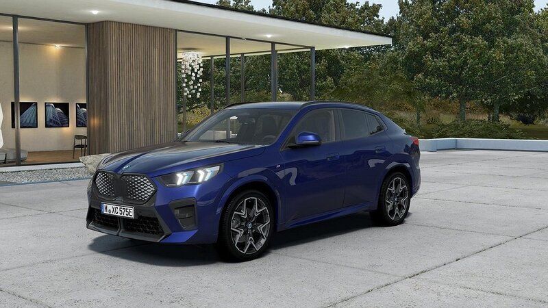 Blå/lila Begagnad 2023 BMW iX2 M Sport SUV | 579 900 kr (Superpris) - Bild 1/4