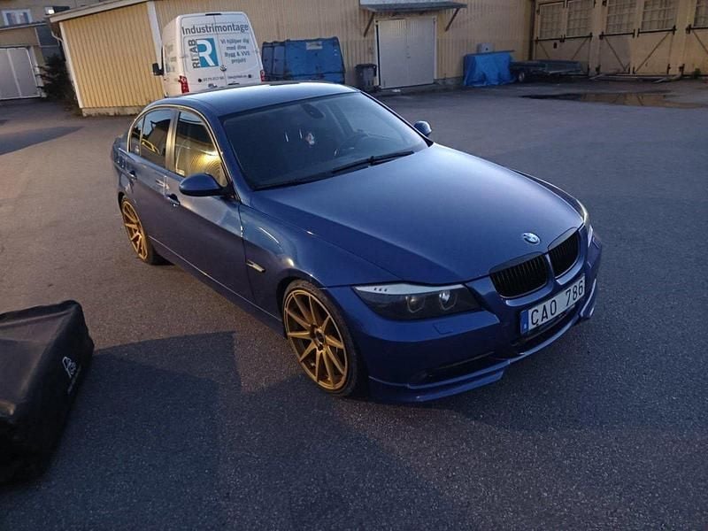 Blå Begagnad 2007 BMW 325 Advantage Sedan | 55 000 kr (Lite dyr) - Bild 1/4