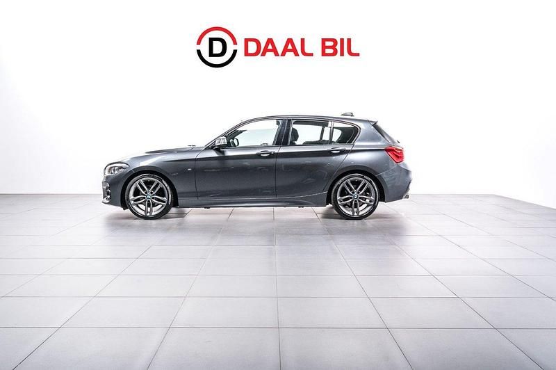 Grå Begagnad 2018 BMW 118 M Sport Halvkombi | 149 700 kr (Marknadspris) - Bild 1/4