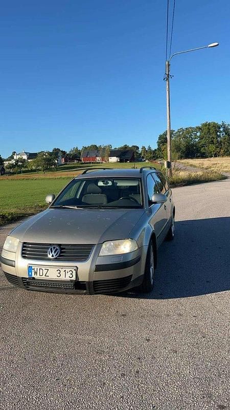 Brun Begagnad 2004 VW Passat Trendline Kombi | 20 000 kr (Dyr) - Bild 1/4