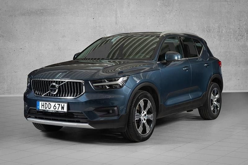 Mörkblå (blå) Begagnad 2020 Volvo XC40 Inscription SUV | 329 000 kr (Marknadspris) - Bild 1/4